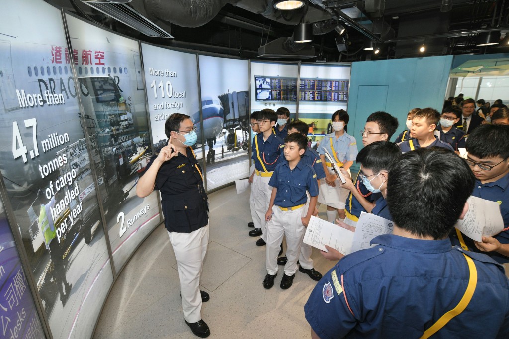 民航處與香港交通安全隊合辦「青年起航」。