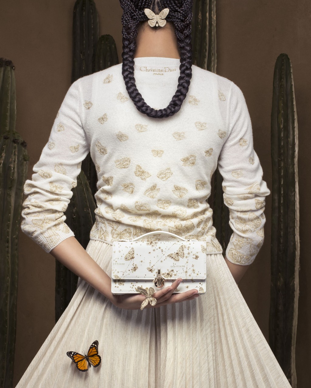 Dior節日臻品延續2024年度假系列的主題，以金色和白色勾勒蝶舞翩翩的意象，結合十二星座的符號。
