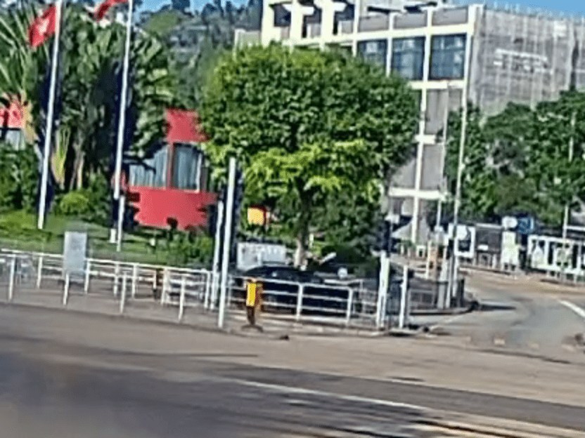 私家車收掣不及將少年撞飛。 私家車收掣不及將少年撞飛。