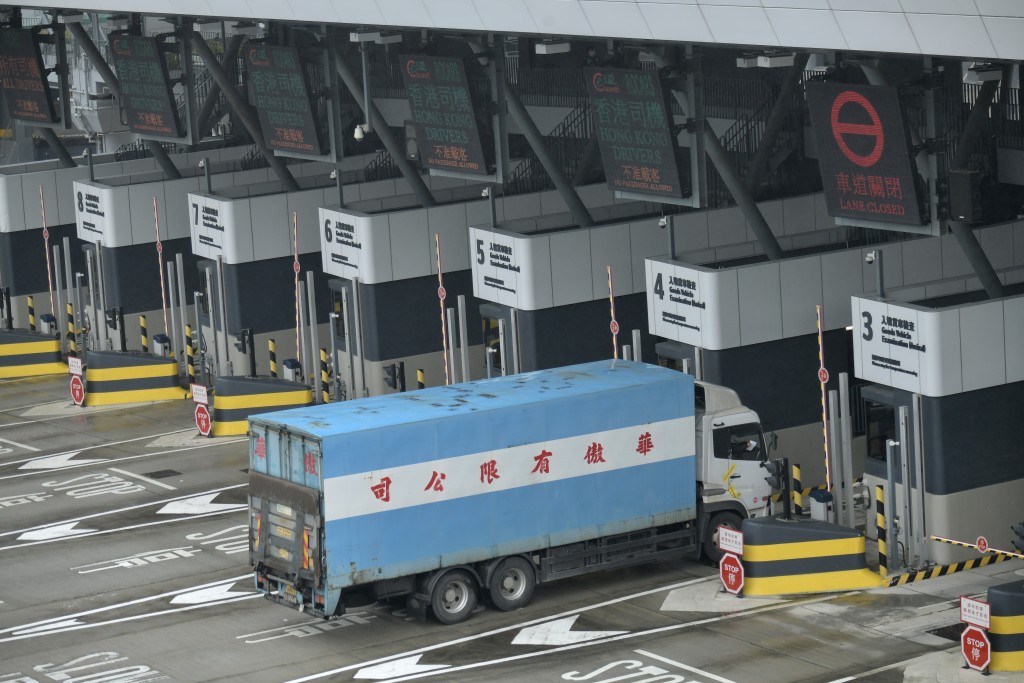 持有香園圍管制站「封閉道路通行許可證」(許可證)的跨境私家車由8月26日起,於每日午夜12時至上午6時30分的時段內經落馬洲管制站過境。 持有香園圍管制站「封閉道路通行許可證」(許可證)的跨境私家車由8月26日起,於每日午夜12時至上午6時30分的時段內經落馬洲管制站過境。