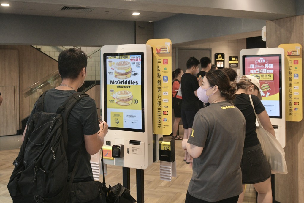 McGriddles于7月27日开卖，吸引大批市民抢购，3日卖100万个。