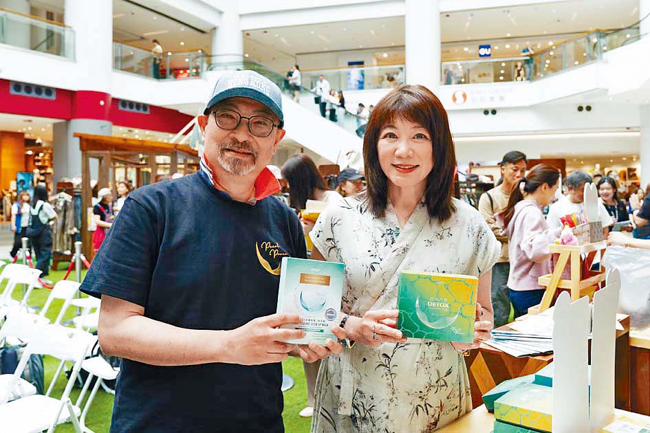 Pearl Power行政總裁甄華達博士（左）與信和集團首席商務總裁蔡碧林（右）交流珍珠蠔殼升級再造理念。