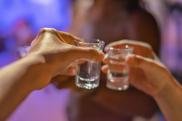 印尼有18人参加了在家中举办的婚宴，饮下私酿酒品后中毒，其中12人死亡。