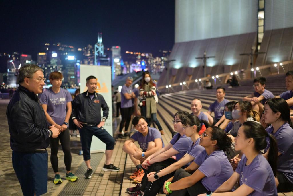 卓永兴指计划已经举办到第八年，学员在教练指导下晚间进行夜跑，参与的学员都是20至30岁的青年。卓永兴Facebook图片