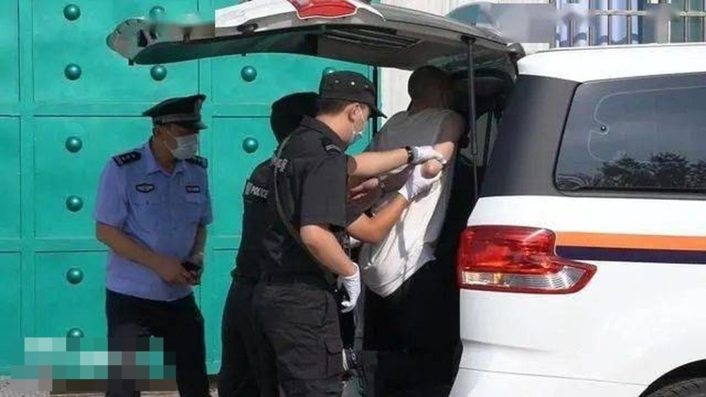 警員押送男子行刑。 網圖