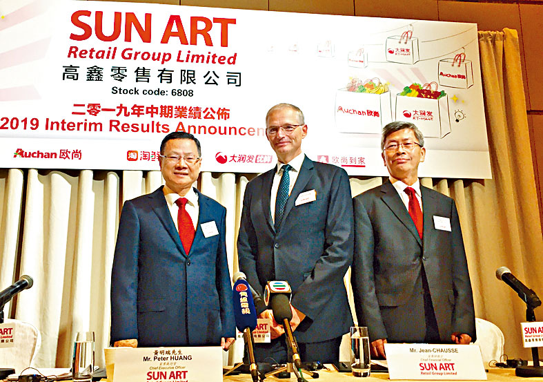 黃明端（左一）表示，明年將是公司新零售業務收成年。