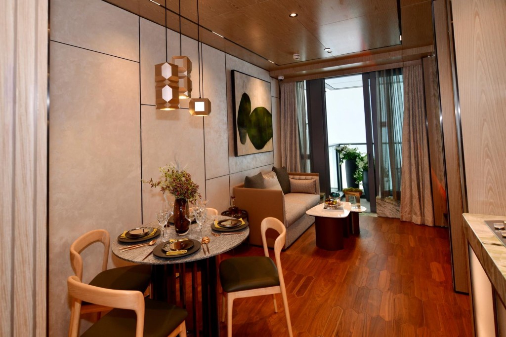 整體以淺色系及木色系為主調，客飯廳、書房及主人房選用木地板鋪砌