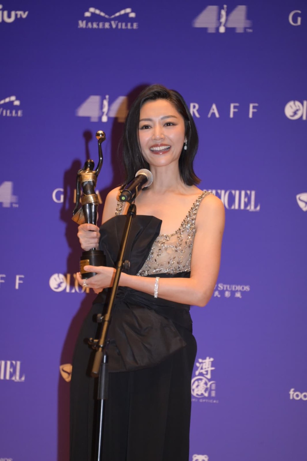 衛詩雅贏「最佳女配角」誇老公旺妻 。