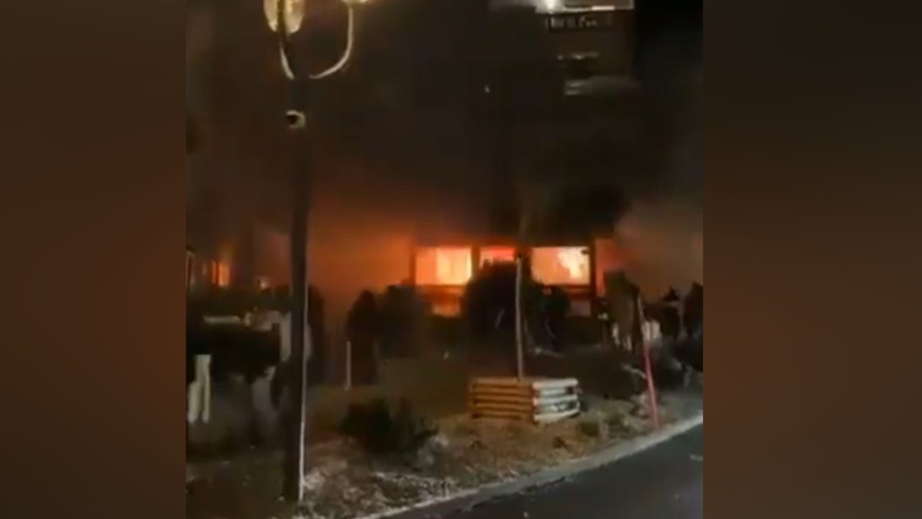 瑞士阿爾卑斯山度假區有酒吧爆炸，網傳影片見現場火光熊熊。X@Kedar