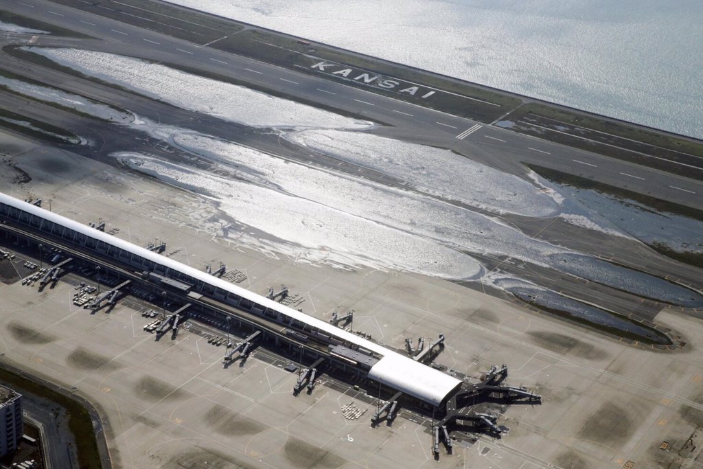 关西机场下沉速度惊人，专家预测2056年将被海水淹没。图为2018年燕子台风侵袭日本期间，机场积水严重。美联社