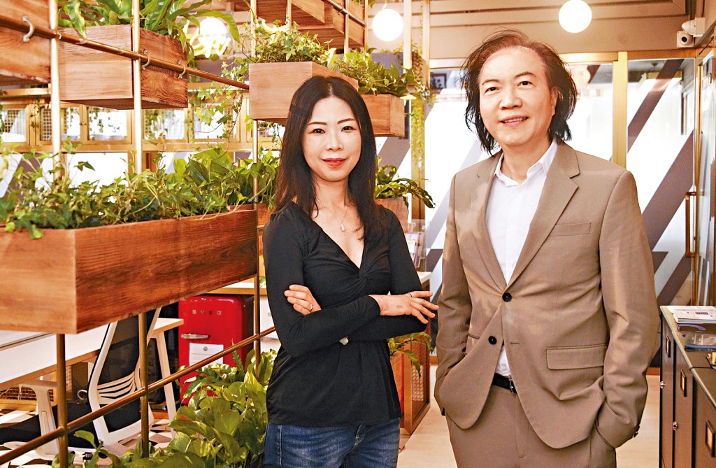 陳文輝（右）認為，很多人有誤解，覺得買整幢舊酒店來改裝，一定比從零開始建設更省錢，但現實恰恰相反。