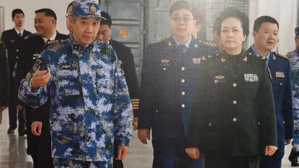 社交媒體流傳彭麗媛在軍隊活動的圖片，並指其身份為「中央軍委幹部考評委員會專職委員」。 