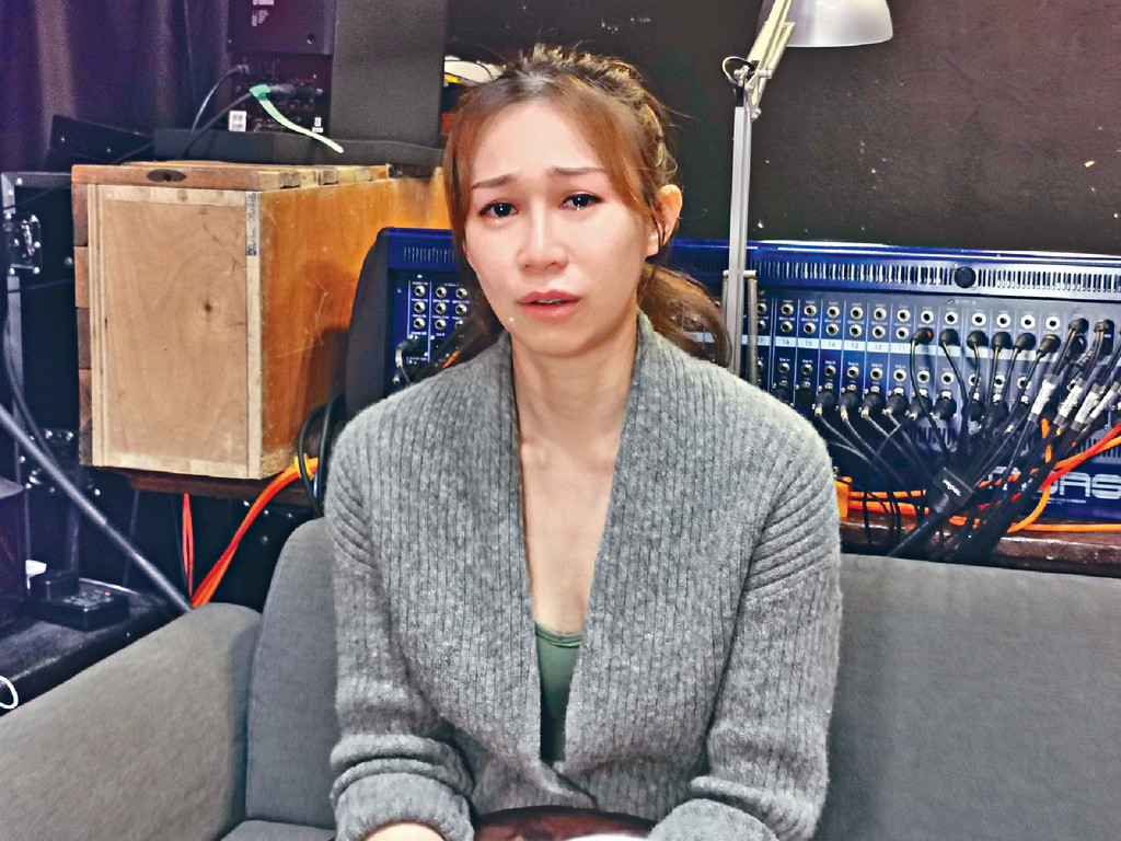 一講即喊
■被「賤男」舊愛「食」完唱又被網民鬧自作多情，麥貝夷忍唔住爆喊。但對於呢件事煩到翟威廉，她竟然話：「唔好意思，我唔想見到認識嘅人煩！」