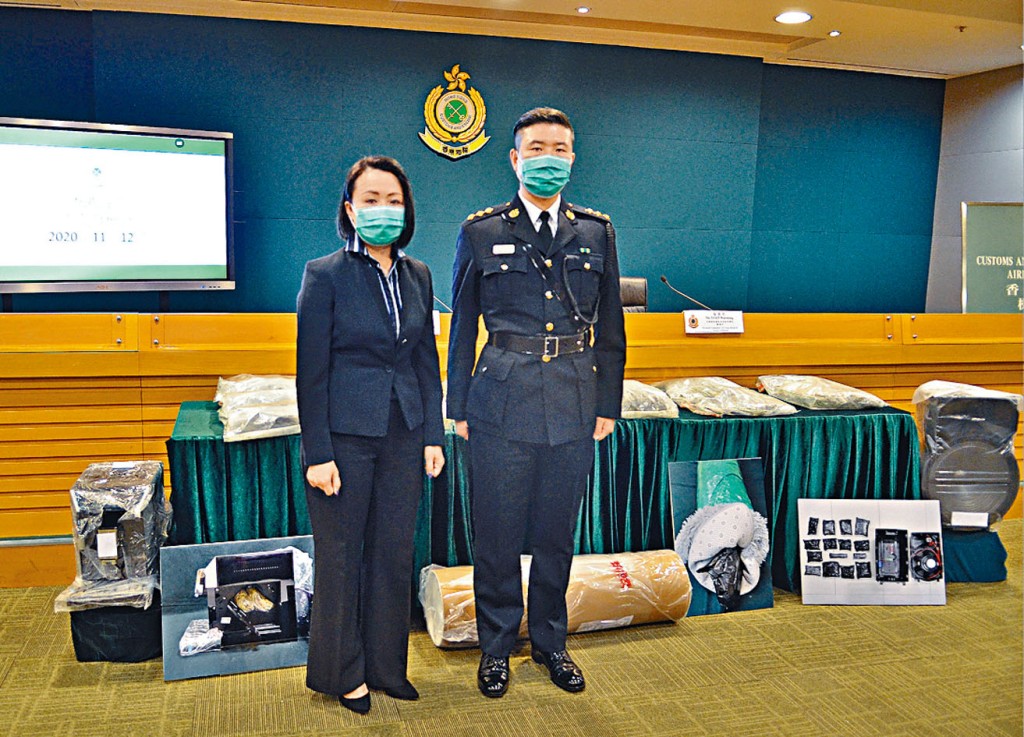 ■李艷萍與袁偉明（右）講述海關破獲空運大麻案及展示有關證物。