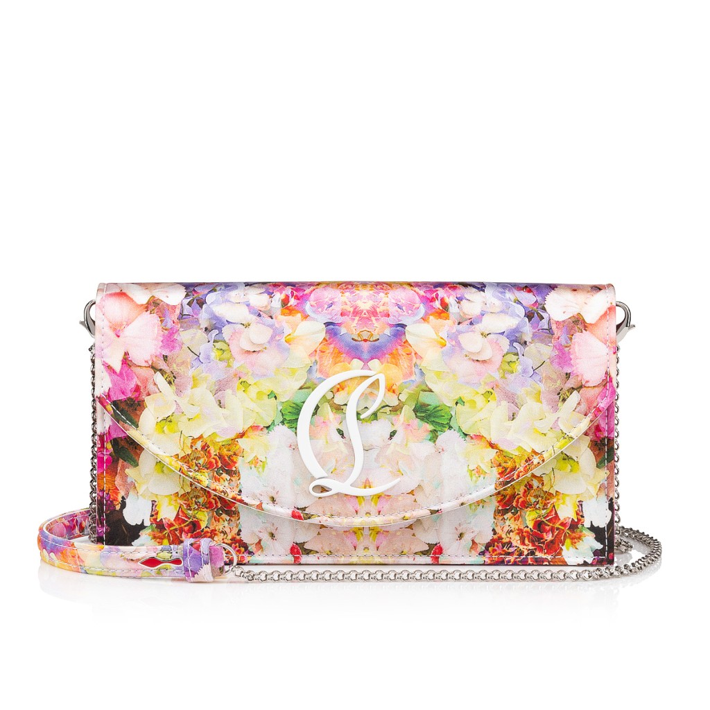 Loubi54手袋印上「Blooming花卉印花」，色彩豐富的繁花圖案充滿春日氣息。（$10,500/Christian Louboutin）