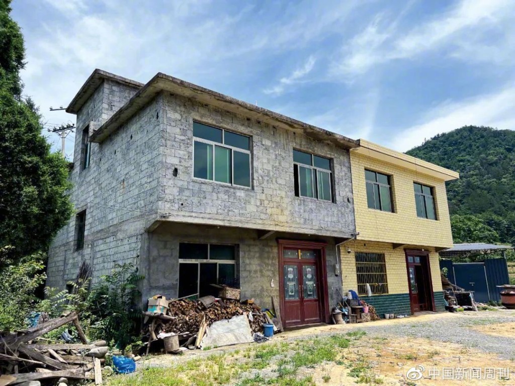 陕西安康市岚皋县南宫山镇红日村，遇难矿工何思军家的房子。 