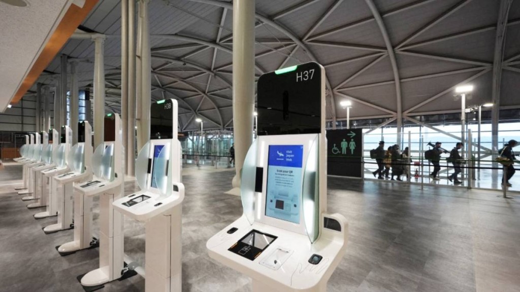 關西國際機場1月份的中國航線旅客人數較去年同期減近60%。(法新社)