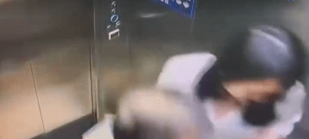 二人在电梯里的亲密行为亦被曝光。大厂零零扒