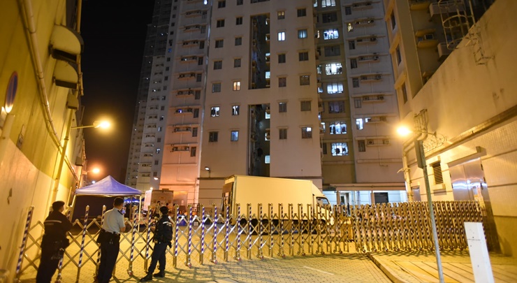 天水围俊宏轩2座晚上被围封强检。