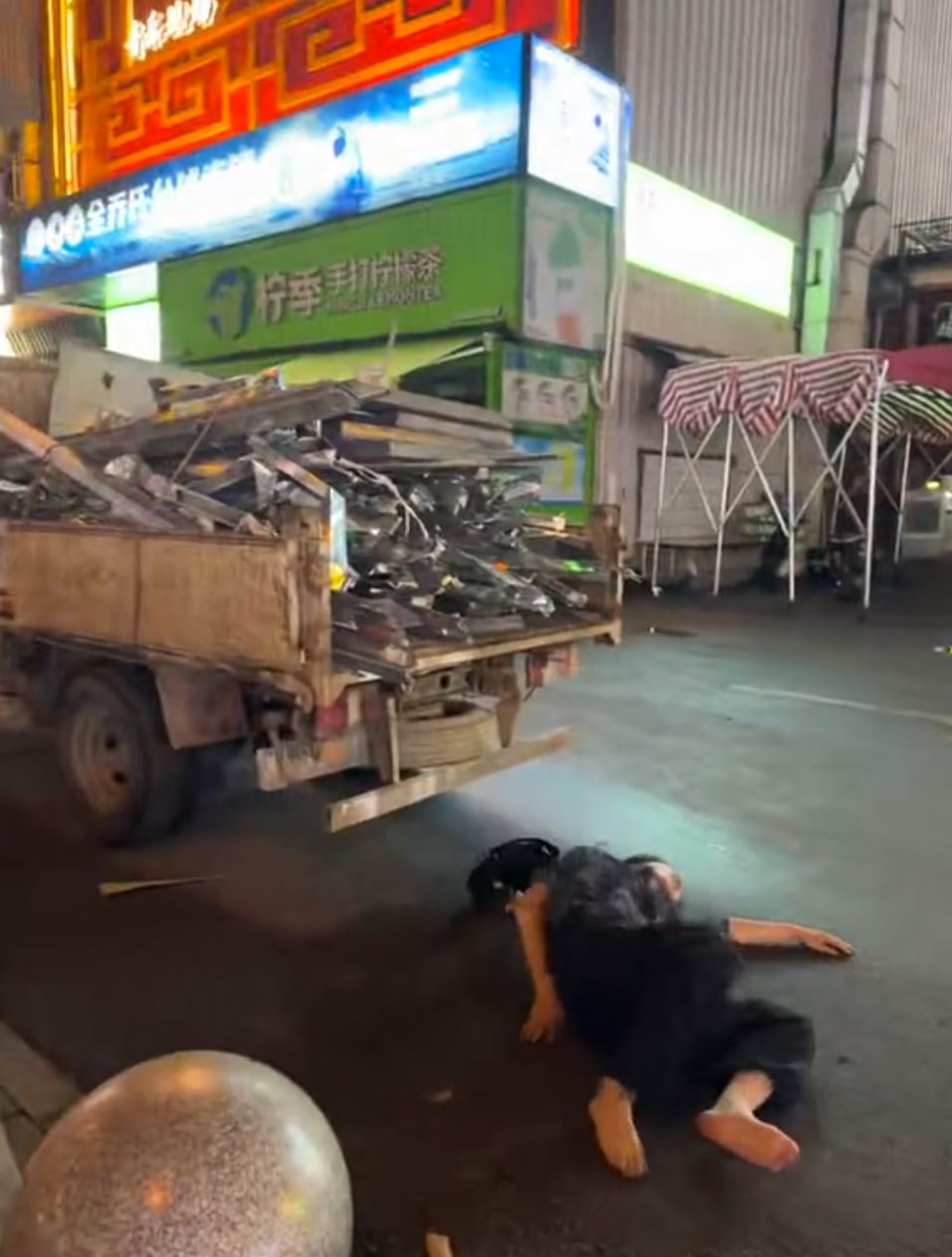 湖南長沙地鐵口有黃牛受驚狂奔，3名途人遭撞到飛起。抖音