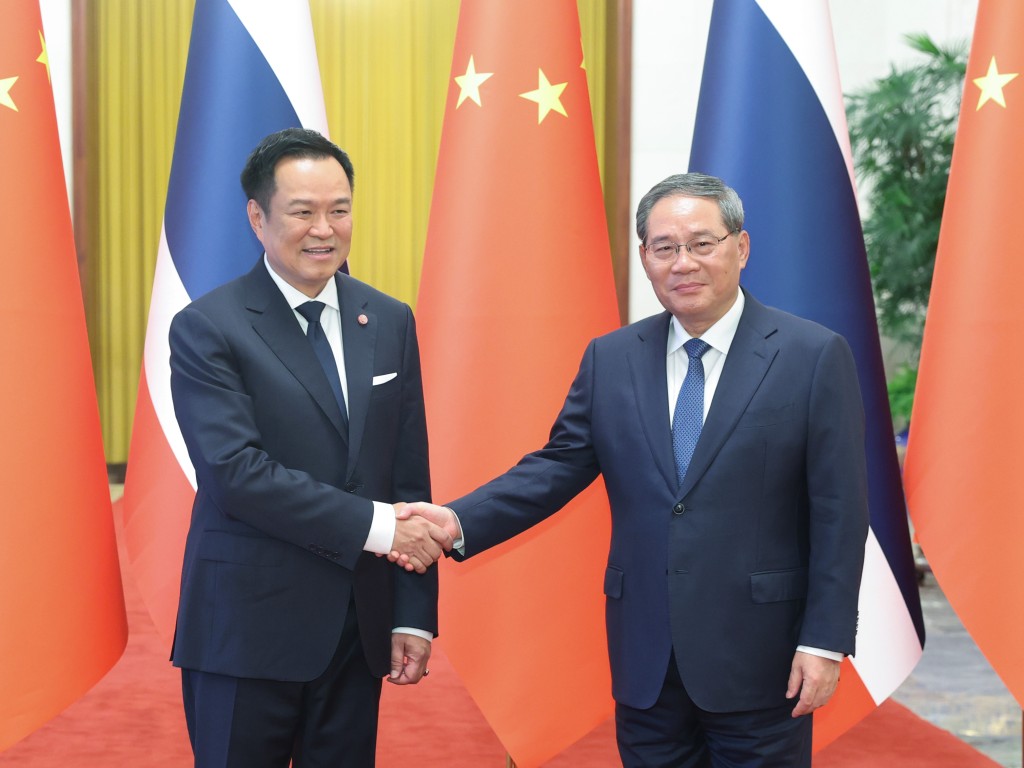 泰國總理阿努廷訪問中國,參加李強歡迎午宴期間高唱鄧麗君名曲《甜蜜蜜》。新華社 泰國總理阿努廷訪問中國,參加李強歡迎午宴期間高唱鄧麗君名曲《甜蜜蜜》。新華社