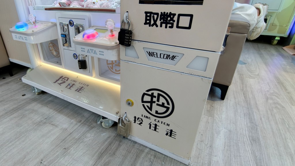 負責人為兌幣機更換更堅固的鎖頭。黃文威攝
