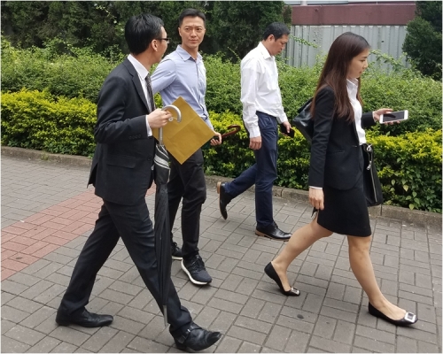 葉偉康(左二)。資料圖片