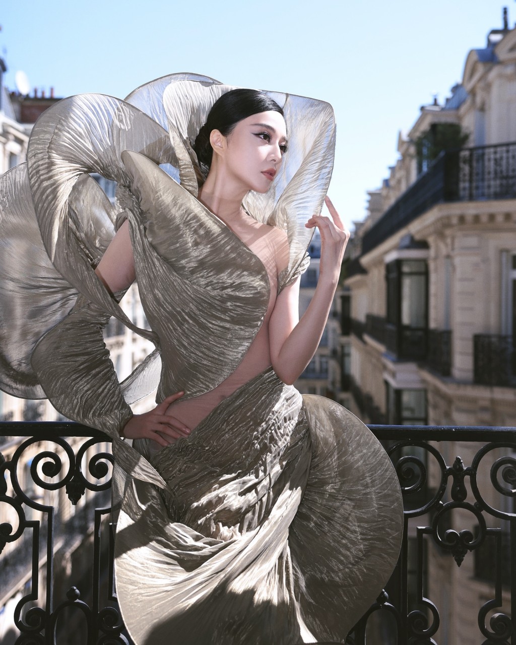 范冰冰现时正身在巴黎出席时尚活动的出席。