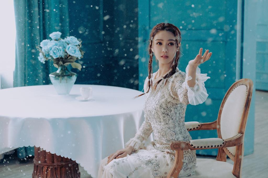 Fiona在MV以雪白造型唱出《哥本哈根的另一个我》。
