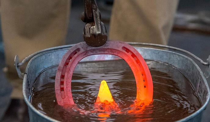 燒紅的金屬進行「淬火」工序。（網上圖片）