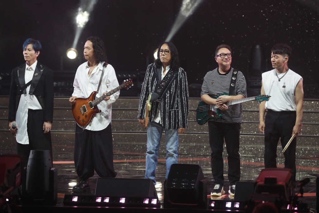「第46屆十大中文金曲」頒獎音樂會在正式開始前,先向表演嘉賓太極樂隊、衛蘭等致送紀念品。 「第46屆十大中文金曲」頒獎音樂會在正式開始前,先向表演嘉賓太極樂隊、衛蘭等致送紀念品。