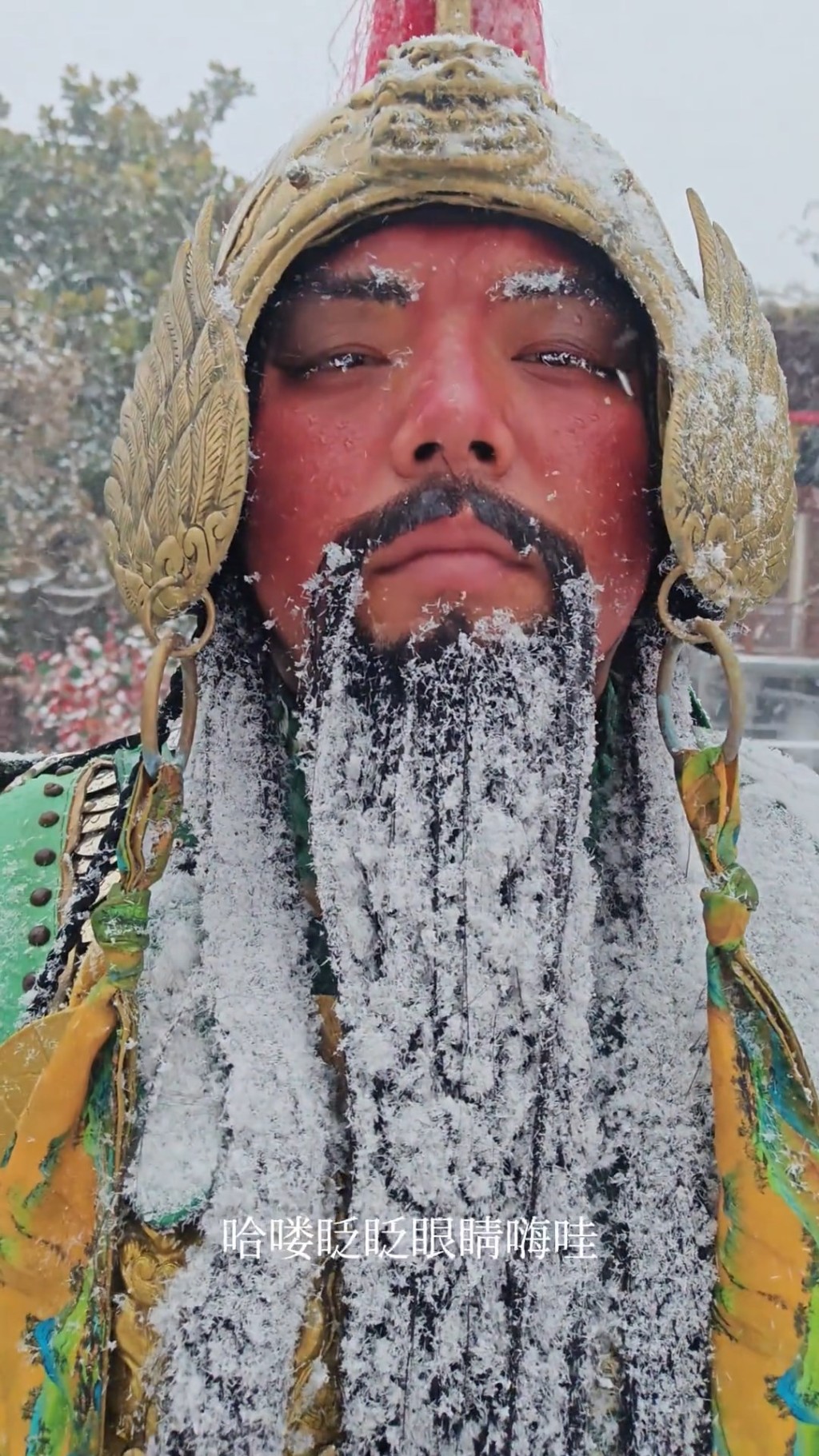 遊客走近驚揭關公原來由真人所扮。抖音@知否知否