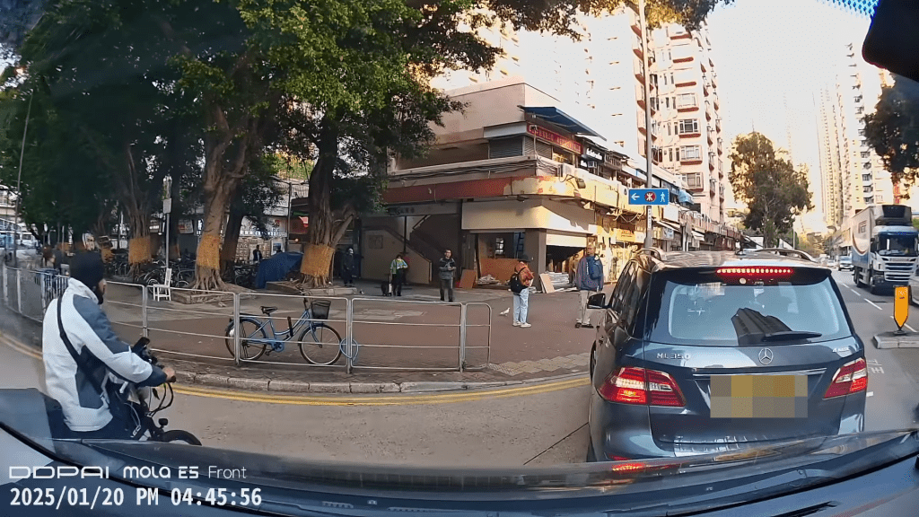 平治其後扭軚剷上行人路。FB：車cam L（香港群組）