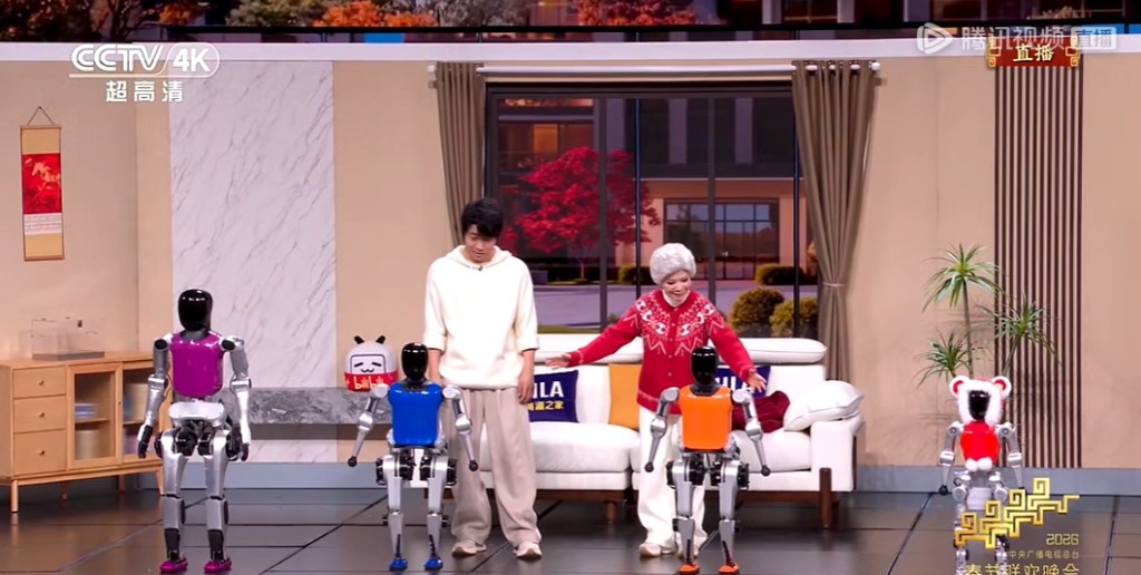  松延動力機械人與著名小品演員蔡明、王天放共同表演小品《奶奶的最愛》。