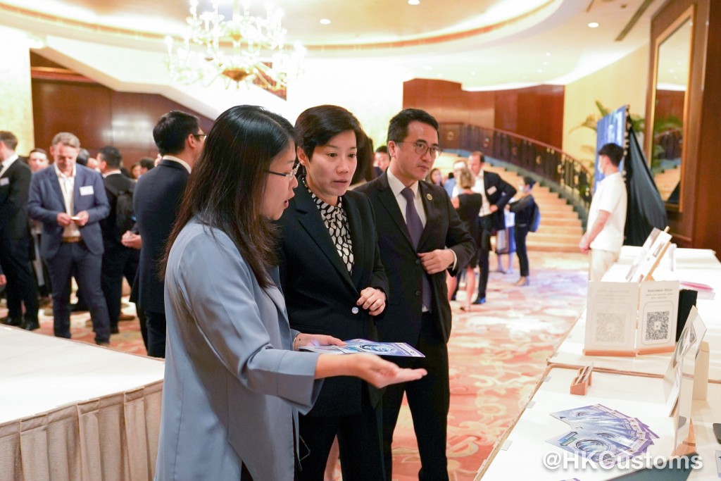 海关关长何佩珊（左二）今日（11日）出席由InterCham举办的年度商界午宴，与来自超过30个国家的400位商界代表进行交流。香港海关fb