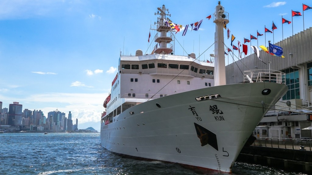 大连海事大学的实习轮船「育鲲轮」近日访港，大批市民登船参观。
