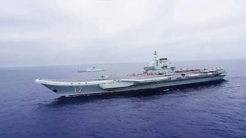 「山東艦」滿載排水量約6萬至7萬噸，最大航速約為30節，滑躍甲板弧線傾角14度。央視網圖片