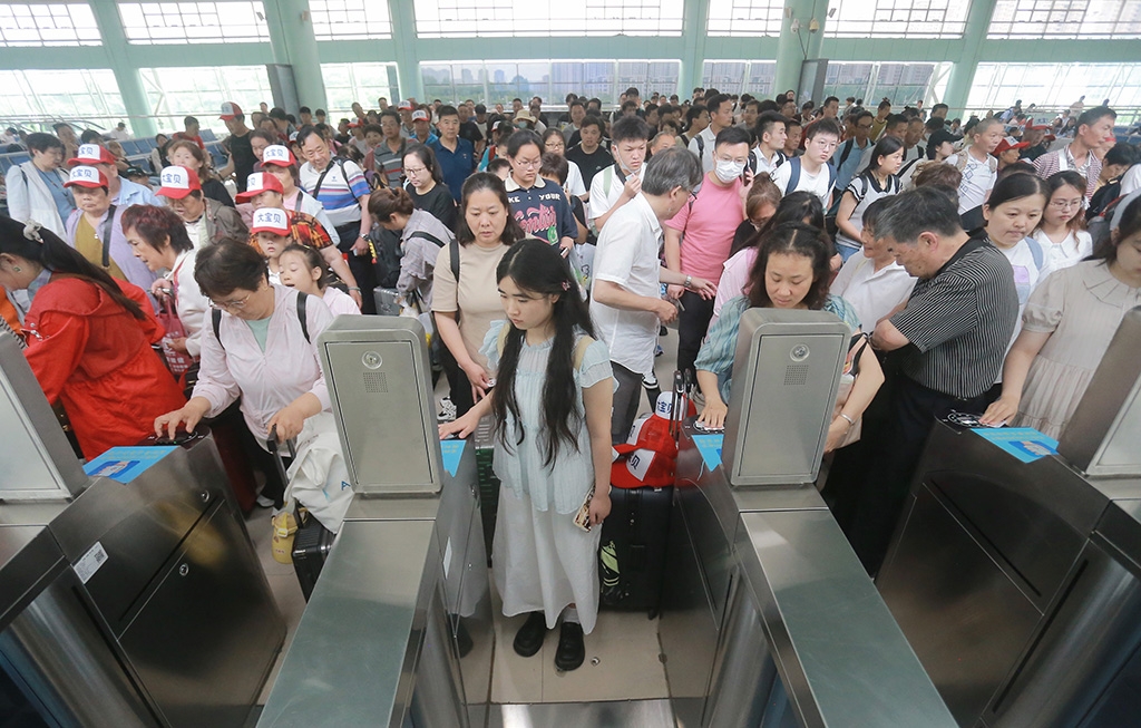 2024年7月1日，江蘇揚州，旅客在揚州火車站檢票進站。