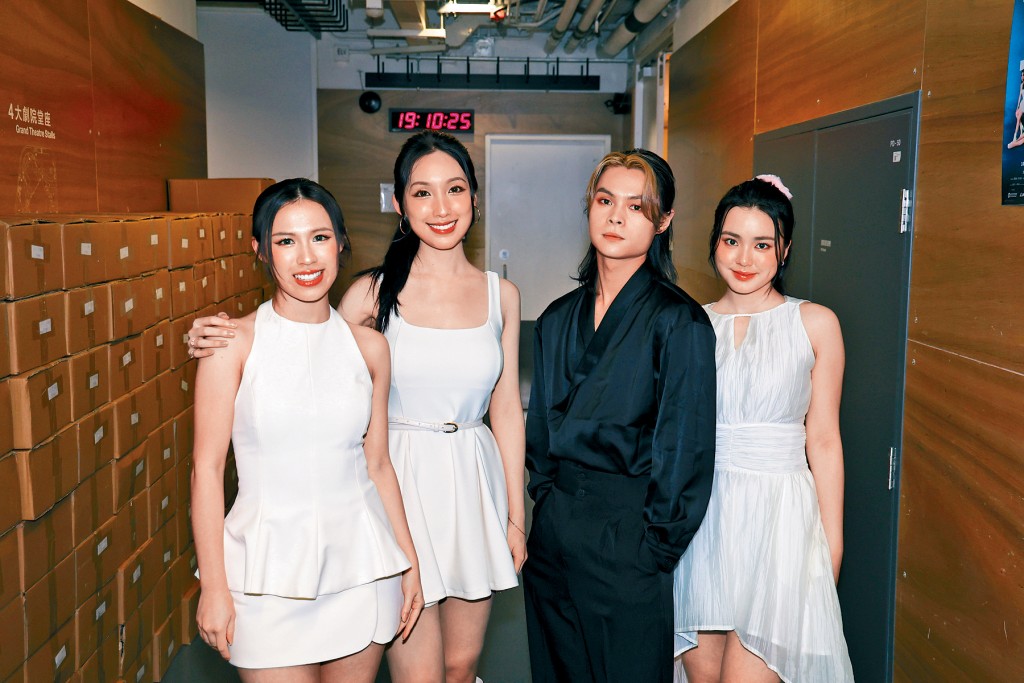 Tiger同三位女神齊齊合照，俊男美女聚首一堂。