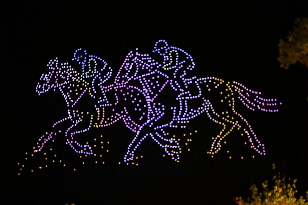 廣州從化亦有無人機及煙花表演慶祝馬年來臨。馬會圖片 廣州從化亦有無人機及煙花表演慶祝馬年來臨。馬會圖片