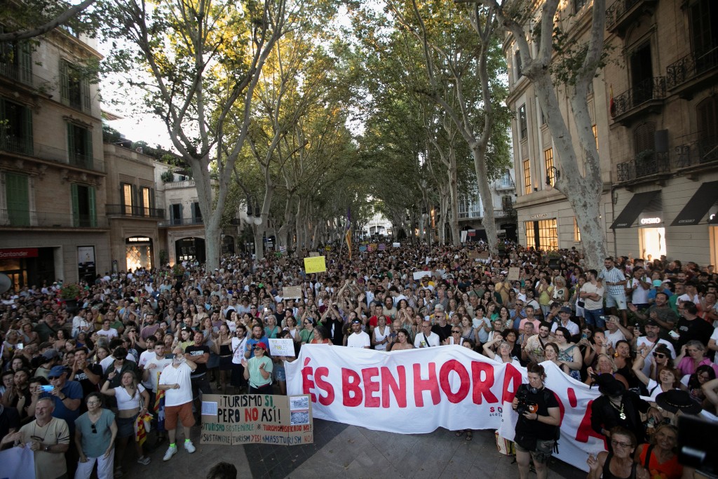 這是西班牙大規模反旅遊抗議浪潮下的最新一波行動。路透社