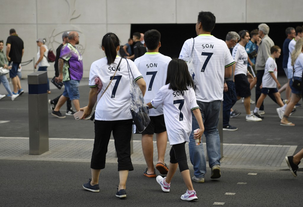 亚裔球迷一家大细均穿孙兴民的七号。Reuters
