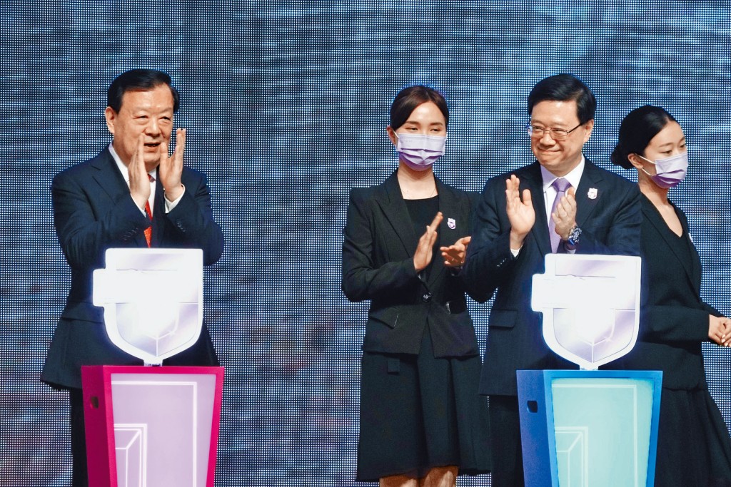 「全民国家安全教育日」，国务院港澳办主任夏宝龙出席典礼并致辞，旁为行政长官李家超。 