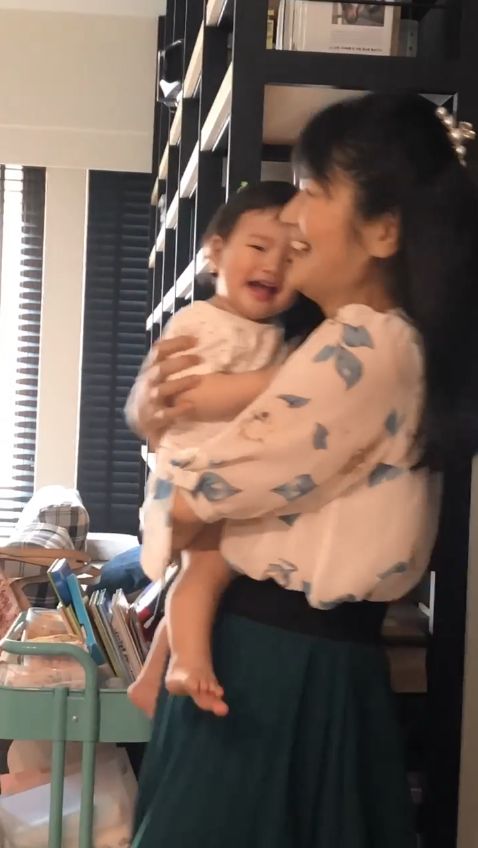 外母抱着孫女一臉溫馨。