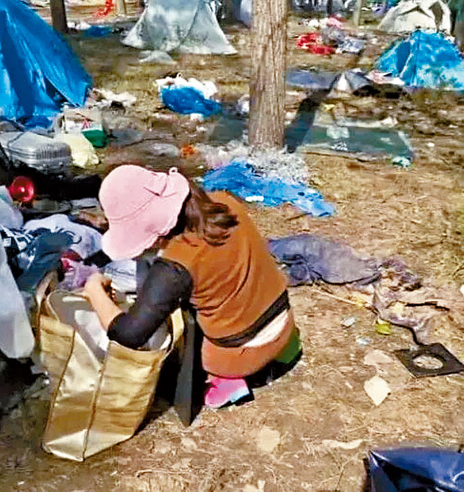 疑似附近村民在音乐节现场「捡拾」财物。