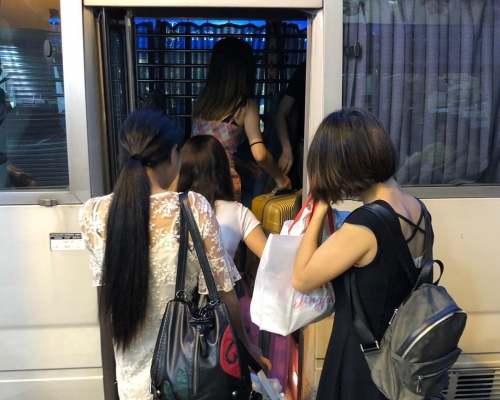 所有被捕女子現正被扣留調查，稍後將交由入境事務處跟進。 警方提供