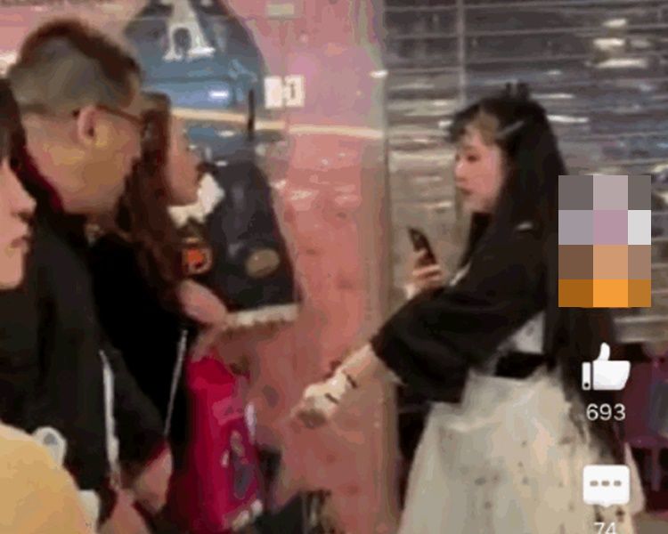 疑似黄牛党的女子与店员爆发争执。网图