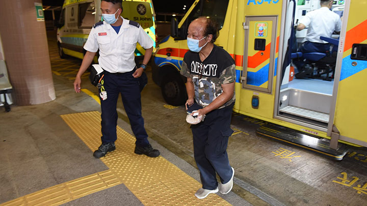 男子左手及鼻燒傷送院。