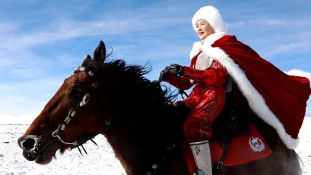 賀嬌龍曾因披著紅色斗篷在雪原策馬而走紅。