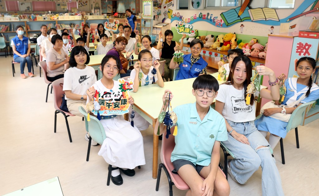 《我要讚佢》學生大使聯同黃大仙區的小學生及關愛隊，在端午節前夕為長者製作艾草包。